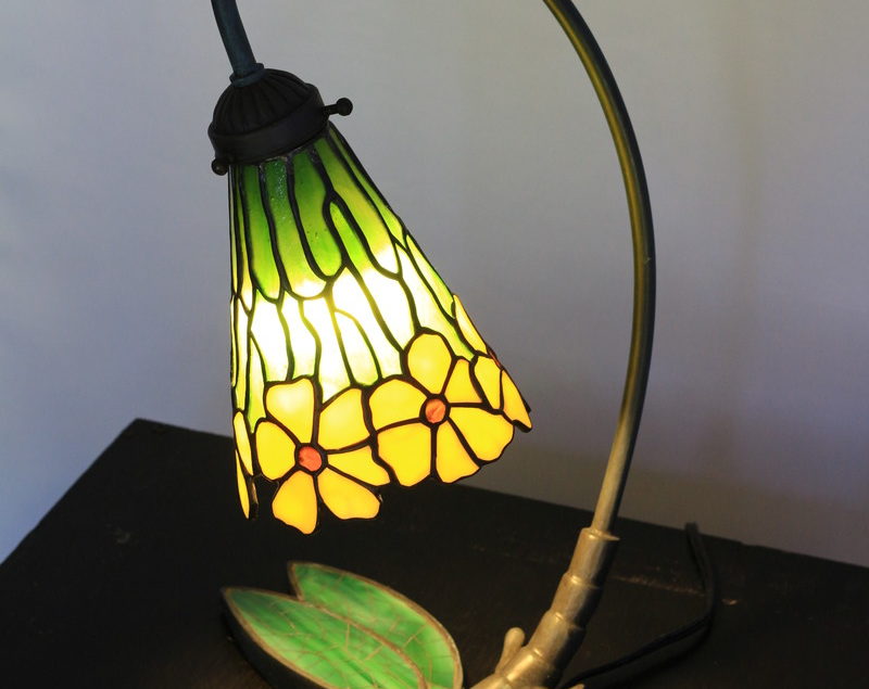 黄色のお花とトンボのランプスタンドが個性的なステンドグラスランプ｜glass N.